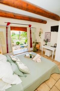 Ένα ή περισσότερα κρεβάτια σε δωμάτιο στο La Bastide des Pins
