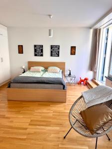 un dormitorio con una cama y una silla en Downtown Suite, en Helsinki