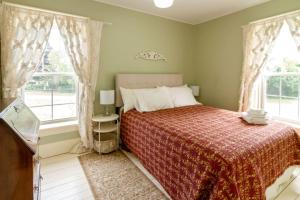 Giường trong phòng chung tại Central Picton Apartment, Sleeps 8; The Iron Horse