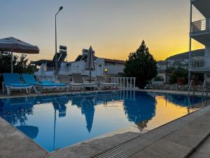 una gran piscina con sillas y un barco en Seahorse Kalkan, en Kalkan