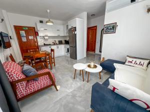 una sala de estar con un sofá y una mesa en Seahorse Kalkan, en Kalkan