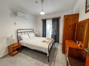 1 dormitorio con cama blanca y escritorio de madera en Seahorse Kalkan, en Kalkan