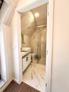 a bathroom with a toilet sink and a shower at Rabumba - Aveiro Central Lodging in Aveiro +20 photos