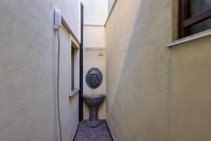 a narrow alley with a statue in the corner of a building at Bedda Sicily in Riposto