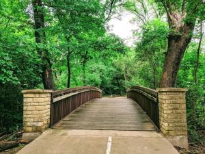 Φωτογραφία από το άλμπουμ του Boulevard Stays Direct Trail Access Parking Pool Gym 01 σε Richardson