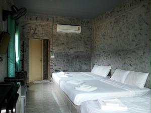 Postel nebo postele na pokoji v ubytování Irak Resort Ao Manao 