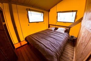 Кровать или кровати в номере Camping et Lodges de Coucouzac +44 фотографии