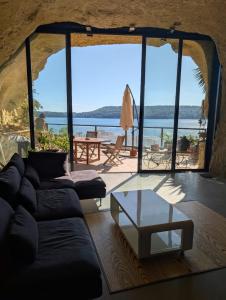 een woonkamer met een bank en een tafel bij La Baume du Delà in Saint-Chamas