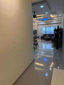 Posezení v ubytování Lake-view condo retreat in Puchong