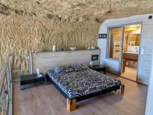 een slaapkamer met een bed, een spiegel en een wastafel bij La Baume du Delà in Saint-Chamas