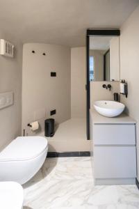 ein Badezimmer mit einer weißen Toilette und einem Waschbecken in der Unterkunft The Gateway Suite, Porta Nuova Station, Turin in Turin