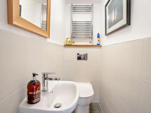 ein Badezimmer mit Waschbecken und Toilette in der Unterkunft 4 Bed in Ogmore-by-Sea 74236 in Saint Brides Major + 22 Fotos
