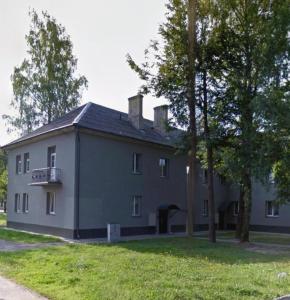 un gran edificio gris con árboles delante de él en EVIS LTD apartments 5, en Rēzekne 6 fotos más