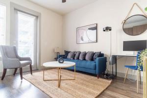 Χώρος καθιστικού στο Boulevard Stays Luxurious 1BR Suite Pool Parking Gym Access