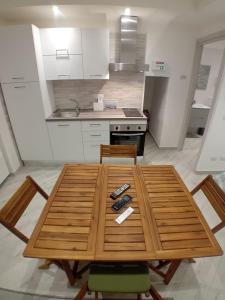 een keuken met een houten tafel met 2 stoelen bij Al Borgo in Riano