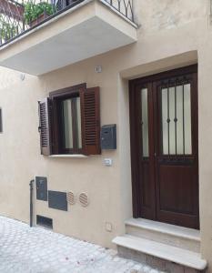 een deur aan de zijkant van een gebouw bij Al Borgo in Riano