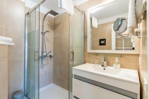une salle de bain avec douche et lavabo dans l'établissement Encantador piso en centro de Puerto de la Cruz con gran terraza, à Puerto de la Cruz 36 autres photos
