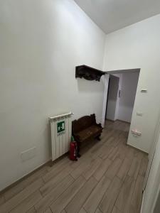 ヴェトラッラにあるLa casetta del Capisottoのソファ付きの空き部屋