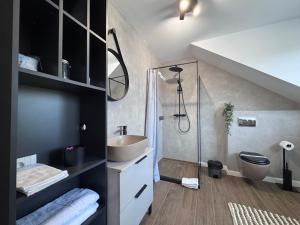 Un baño con lavabo, ducha e inodoro. en AFI Apartments, en Suceava 143 fotos más
