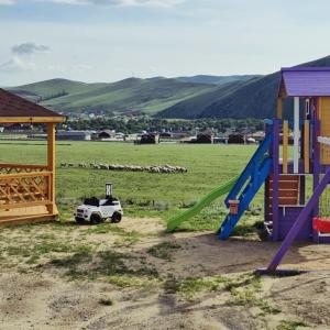 un parco giochi con una macchinina e uno scivolo di Bright Terelj Family Camp a Dugang Süme Altre 23 foto