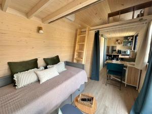 a room with a bed in a small room at BERCK-PLAGE - Location saisonnière Tiny House insolite - 4 hébergements atypiques avec terrasse privée, proche mer, parking privé et gratuit, idéal weekend romantique, vacances en famille ou groupe in Berck-sur-Mer