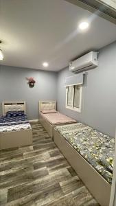2 camas en una habitación con 2 camas individuales en شقه خاصه, en Medina