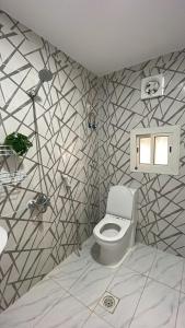 Un baño con un inodoro blanco en una habitación. en شقه خاصه, en Medina 39 fotos más