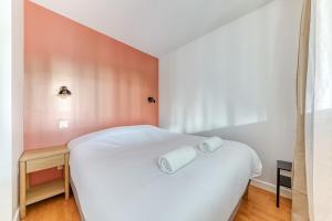 Ένα ή περισσότερα κρεβάτια σε δωμάτιο στο Spacious 1BR | Near City Center & Baby-Friendly!