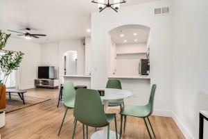 Μια τηλεόραση ή/και κέντρο ψυχαγωγίας στο Boulevard Stays Luxe 2BR by the Stadium Pool Parking Gym 08