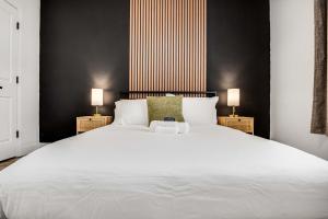 Ένα ή περισσότερα κρεβάτια σε δωμάτιο στο Boulevard Stays Luxe 2BR by the Stadium Pool Parking Gym 08 +22 φωτογραφίες