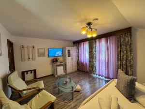 TV a/nebo společenská místnost v ubytování Vila Thomas