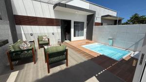 Hồ bơi trong/gần casa com suite e banheiro social