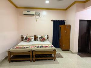 Un pat sau paturi într-o cameră la Highland guest house calangute