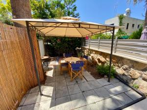 Balkoni atau teres di Seaside Two Bedroom Cosy Townhouse in Tourist Area