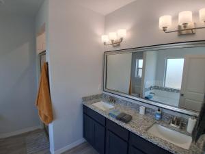 Un baño con dos lavabos y un espejo grande. en Casa Serenita-Santa Teresa, Hosted by El Gordito, en Sunland Park 41 fotos más