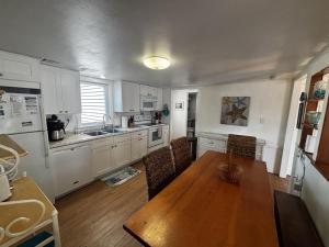 Gallery image of Pet Friendly Wifi Beach Badges Beach Chairs Balcony Bayview Deckkeurig Handicap Access Elevator Os Streaming Tv in Brant Beach