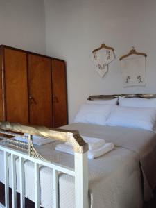 Un dormitorio con una cama y una cómoda. en Archanes grandma's house, en Archanes 36 fotos más