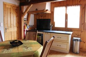 eine Küche mit einem Tisch und einem Tisch sowie eine Küche mit einem Tisch in der Unterkunft PatRoch in Briançon