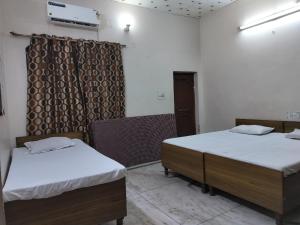 Ένα ή περισσότερα κρεβάτια σε δωμάτιο στο Spiritual Startup Near Iskcon & Prem Mandir