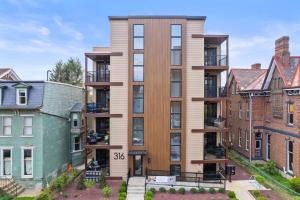 un condominio nel centro di una città di PFR Suites - Highland, 3BR 2BA Shadyside Condo, Penthouse Unit, 2 Decks, Off-Street Parking, 4th Floor Walkup a Pittsburgh