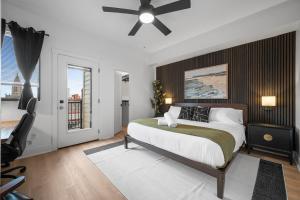 una camera da letto con un letto e un ventilatore a soffitto di PFR Suites - Highland, 3BR 2BA Shadyside Condo, Penthouse Unit, 2 Decks, Off-Street Parking, 4th Floor Walkup a Pittsburgh Altre 47 foto