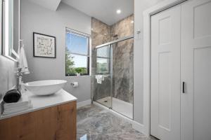 un bagno con lavandino e doccia di PFR Suites - Highland, 3BR 2BA Shadyside Condo, Penthouse Unit, 2 Decks, Off-Street Parking, 4th Floor Walkup a Pittsburgh