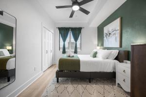 una camera da letto con un letto e un ventilatore a soffitto di PFR Suites - Highland, 3BR 2BA Shadyside Condo, Penthouse Unit, 2 Decks, Off-Street Parking, 4th Floor Walkup a Pittsburgh