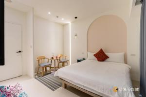 Postel nebo postele na pokoji v ubytování 飛行旅店