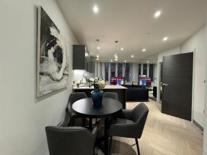 Ảnh trong thư viện ảnh của Stunning Reading Centre Apt - 1BR, 1 BA - F14 ở Reading