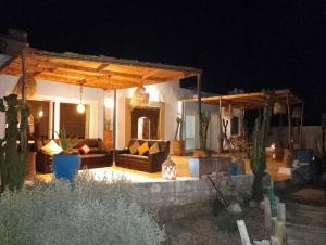 Khu vực ghế ngồi tại Riad & Restaurant Ocean Beach Douira