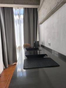 プラヤ・デ・サンティアゴにあるRolin Apartmentのテーブルと大きな窓のあるリビングルーム