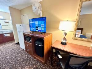 Dapur atau dapur kecil di Grand Idaho Extended Stay
