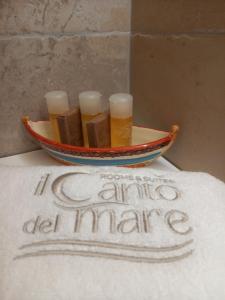 a bowl filled with bottles of beer on a table at Il Canto del Mare Rooms & Suites in Porto SantʼElpidio