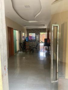 Un comedor y una sala de estar con mesa y sillas. en Sousa, en Marituba